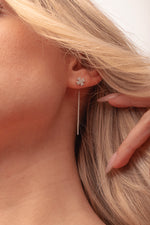 Carica l'immagine nella Galleria, Orecchino Filo Con Croce